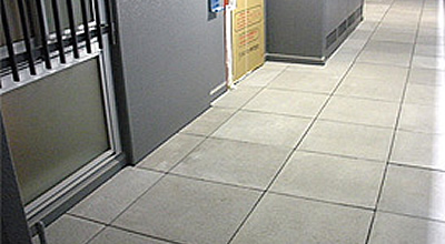 平板の表面は他の床面や壁の仕上げ仕様に合わせて、ショット加工を施しています
