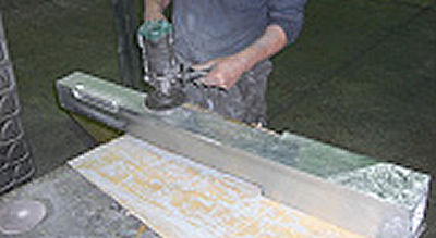 アングル材をベースにしてフック加工を施し、支柱の寸法に合わせて切り欠きを行う