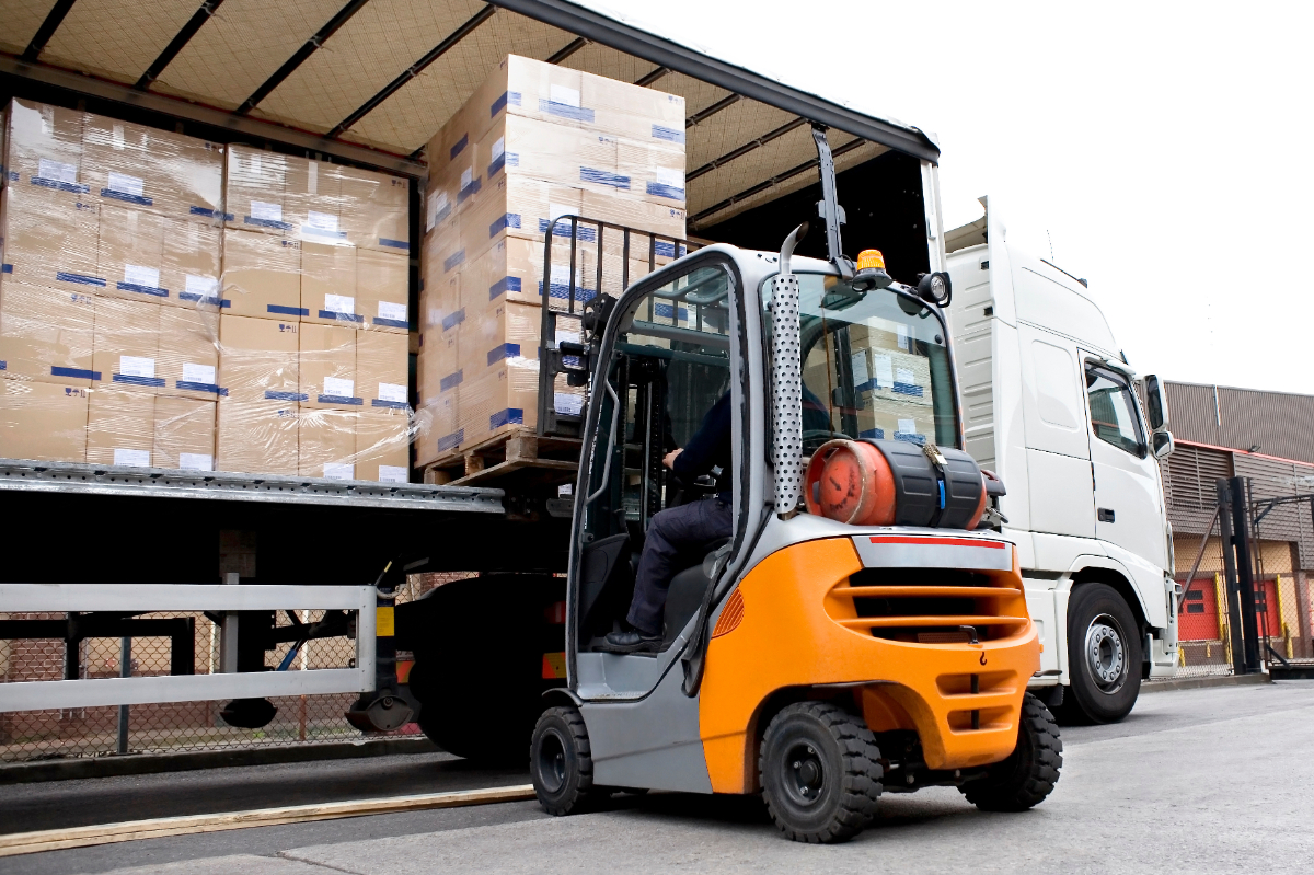 トラクターで荷下ろしする様子
